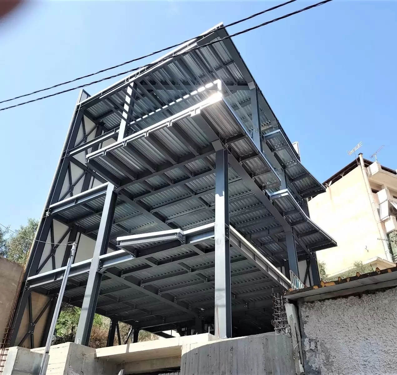 Τετραώροφο Μεταλλικό Κτίριο με Δώμα στο Πέραμα